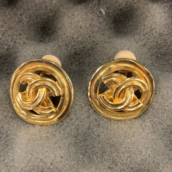 Vintage Chanel monogram Gold Plated Button CC earrings from 1996 - Picture 4 of 5